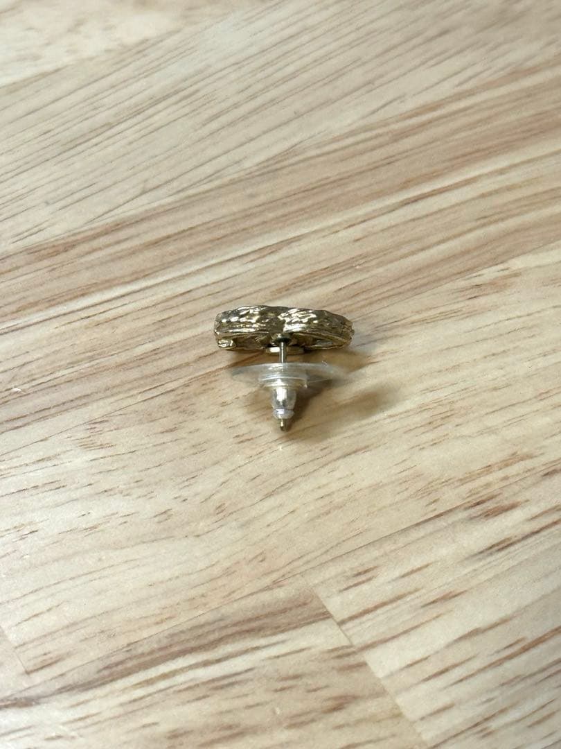 CHANEL ゴールド CCロゴ スタッドピアス