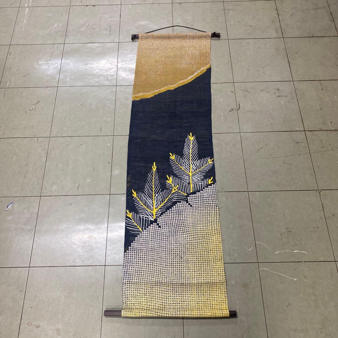 タペストリー　月と松　麻　万葉舎