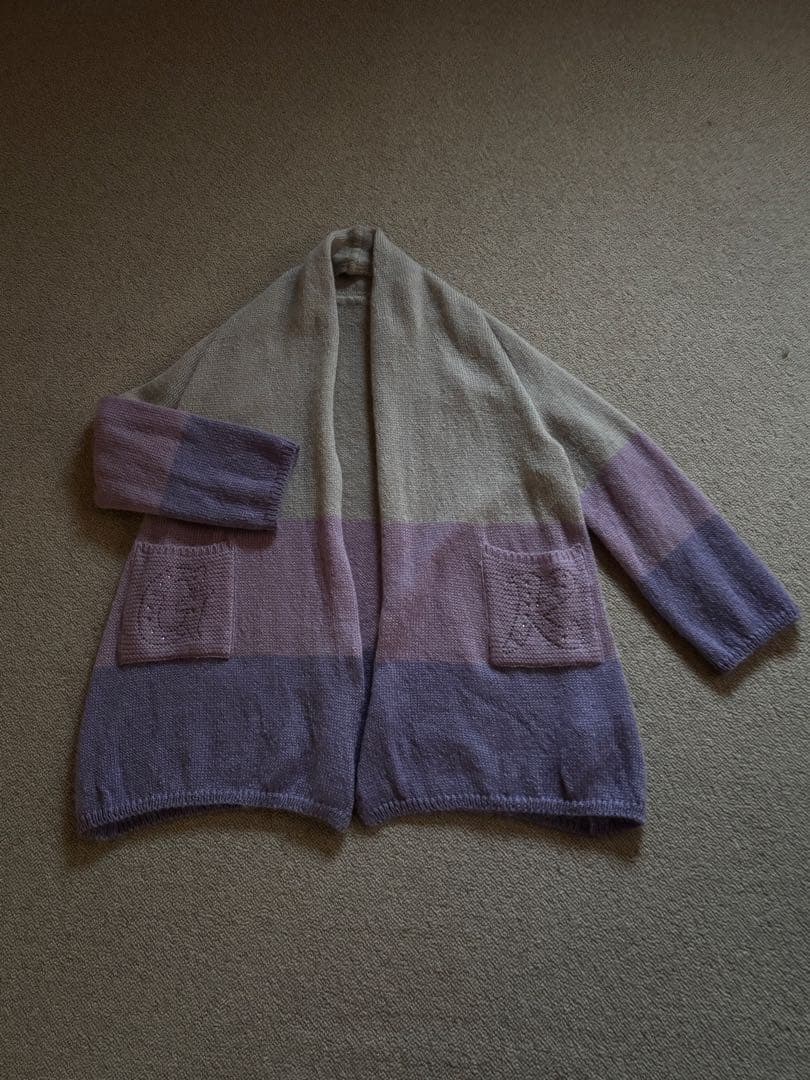 グレーとパープルのカーディガン