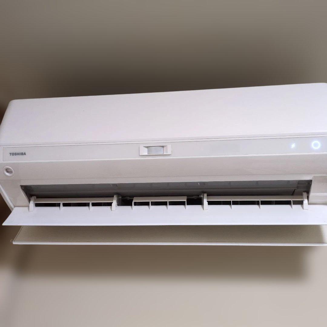 TOSHIBA 壁掛けエアコン 本体 ホワイト 東芝25型お掃除機能付。リモコン