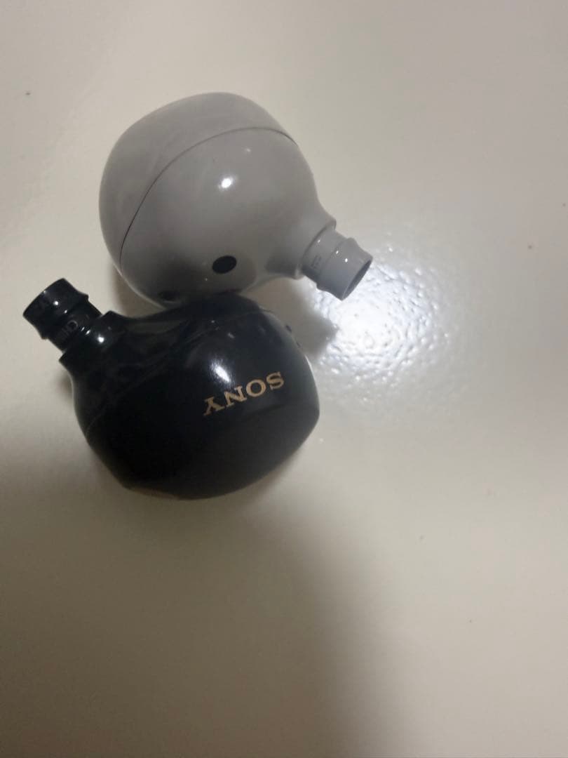 SONY wf-1000xm5 R側グレー L側黒