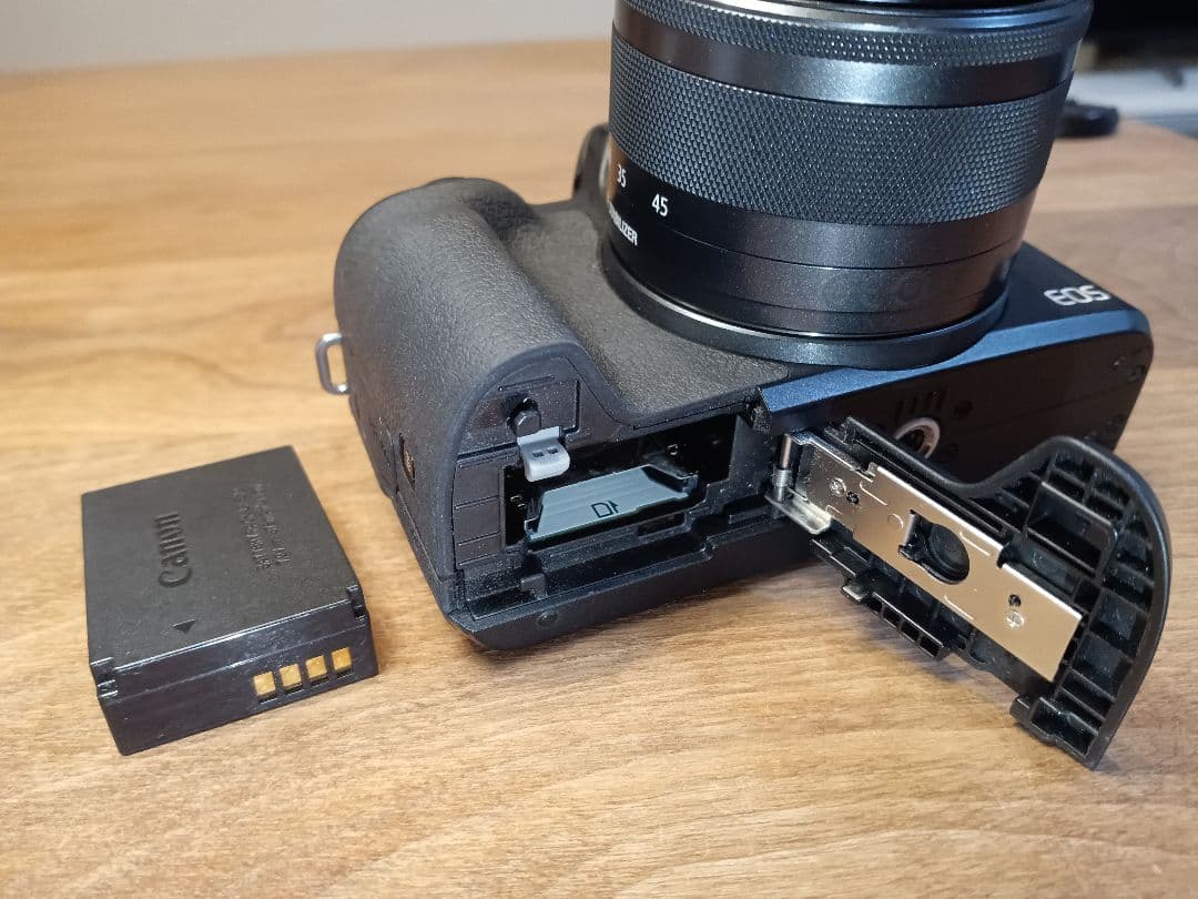 【センサー清掃済み】Canon EOS Kiss M 標準レンズキット【保証付】