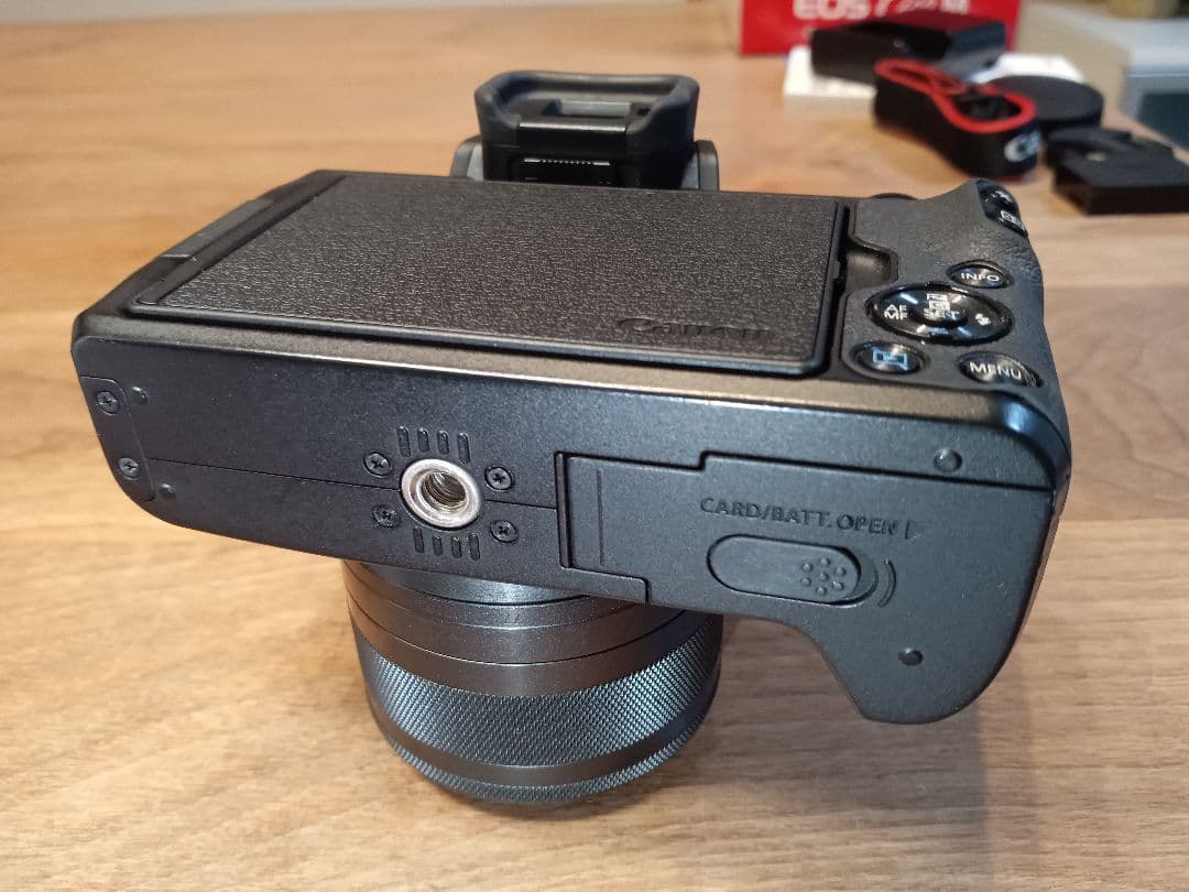 【センサー清掃済み】Canon EOS Kiss M 標準レンズキット【保証付】