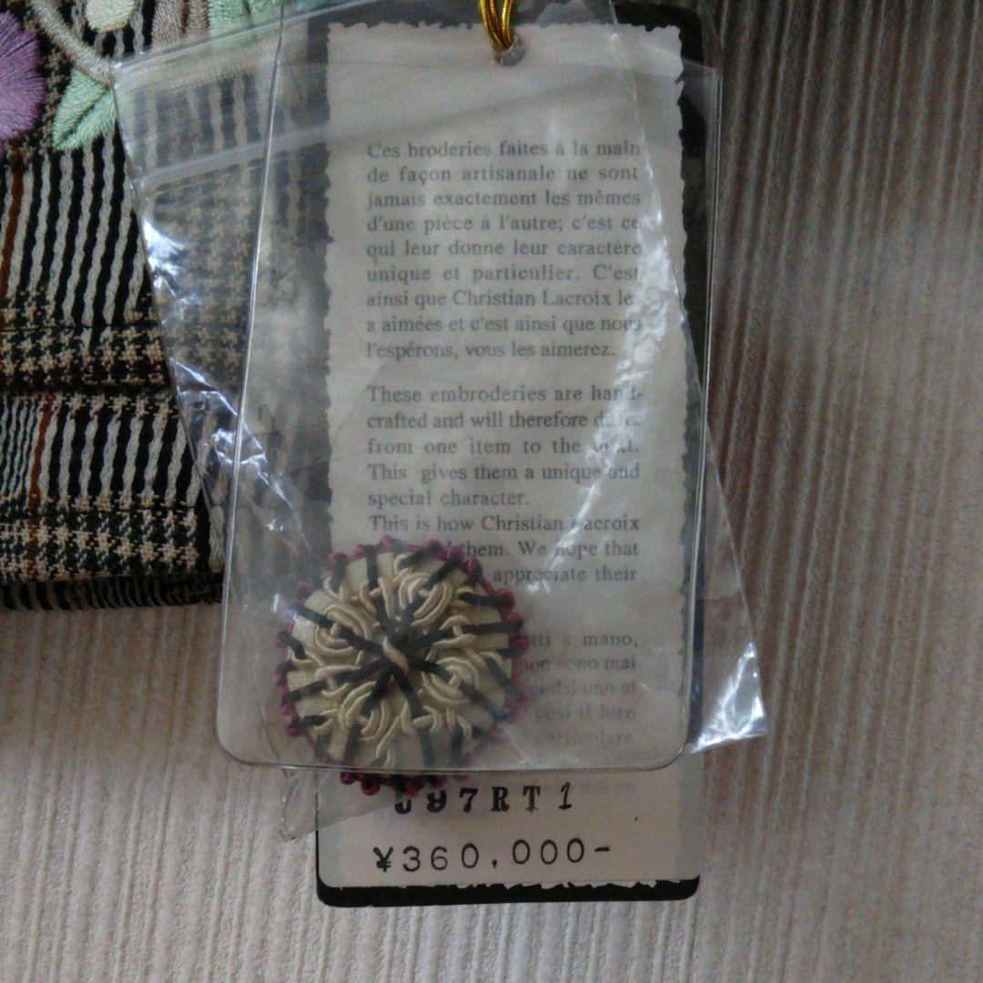 ゴージャスな刺繍が美しい上下セット