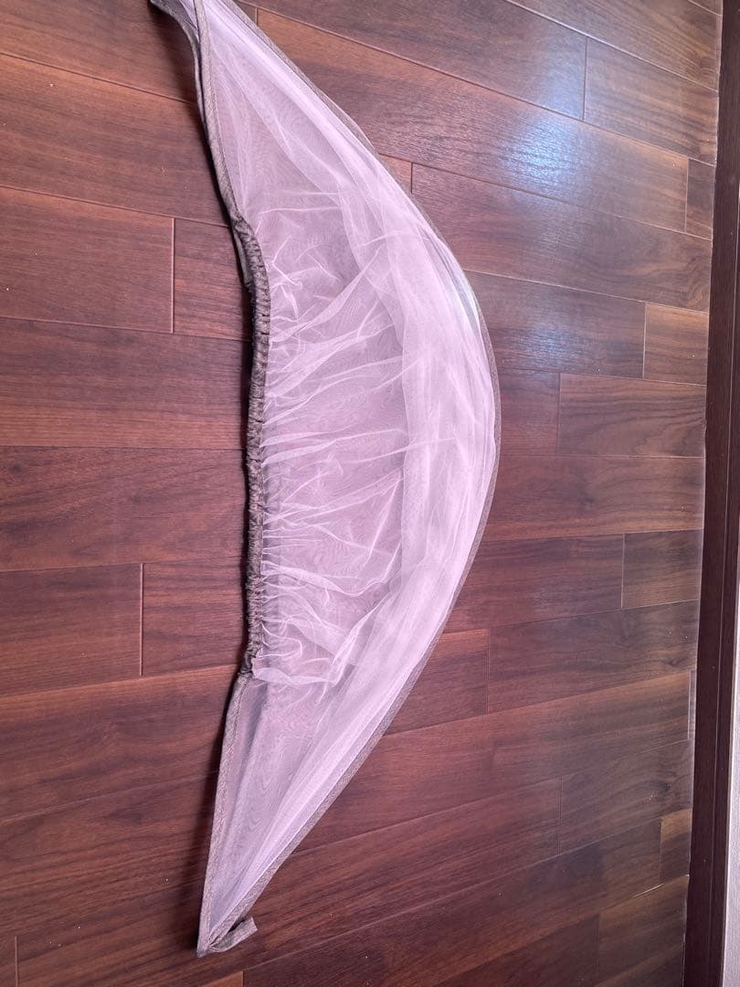 キャスター付きグレー布製ベビーベッド