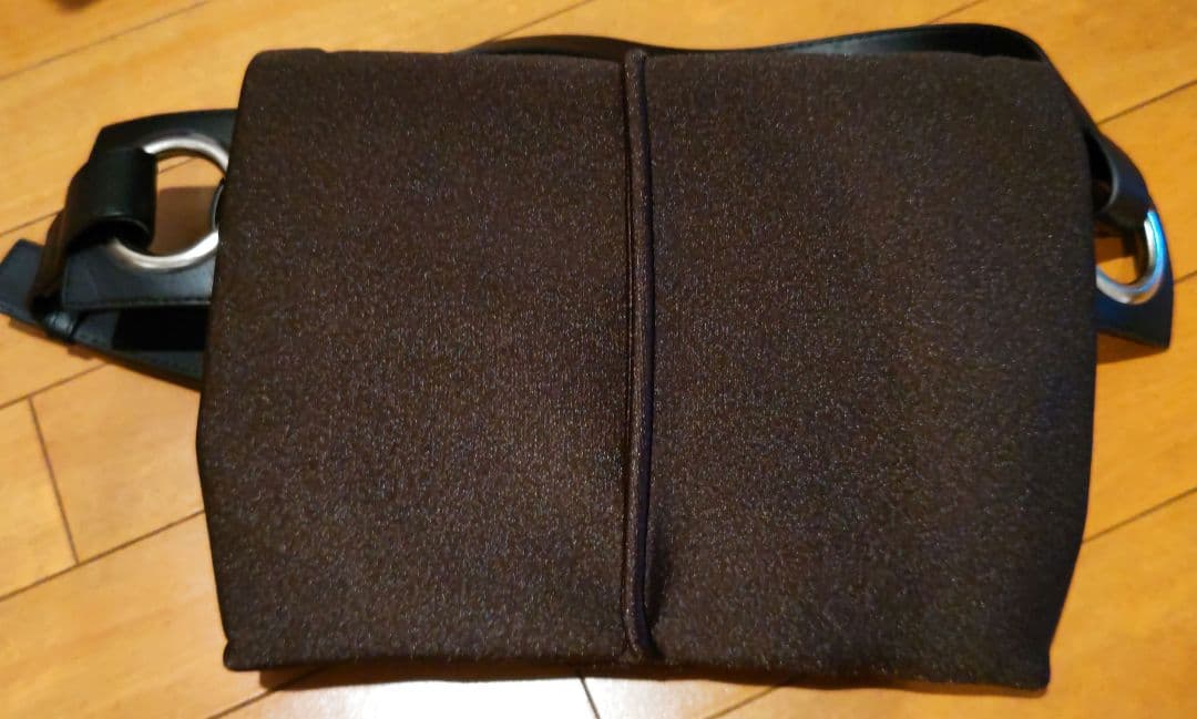 新品【kawa-kawa(カワカワ)】WET ボディバッグＭサイズ ブラウン