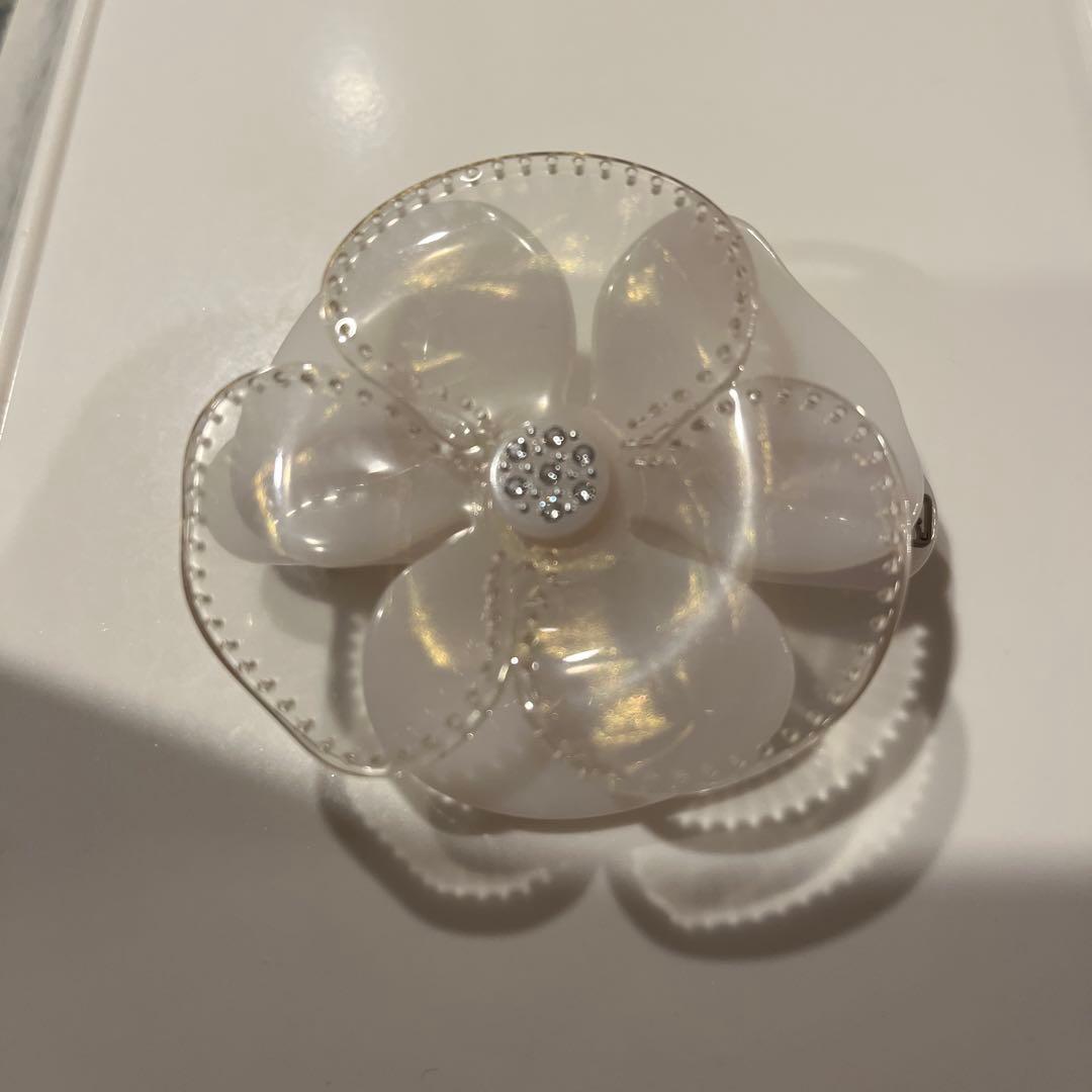 アレクサンドルドゥパリ　白カメリア透明ヘアクリップ　ハーフアップ