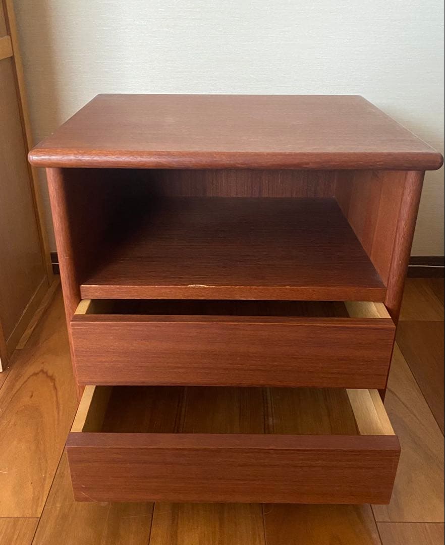 チーク材　ナイトテーブル