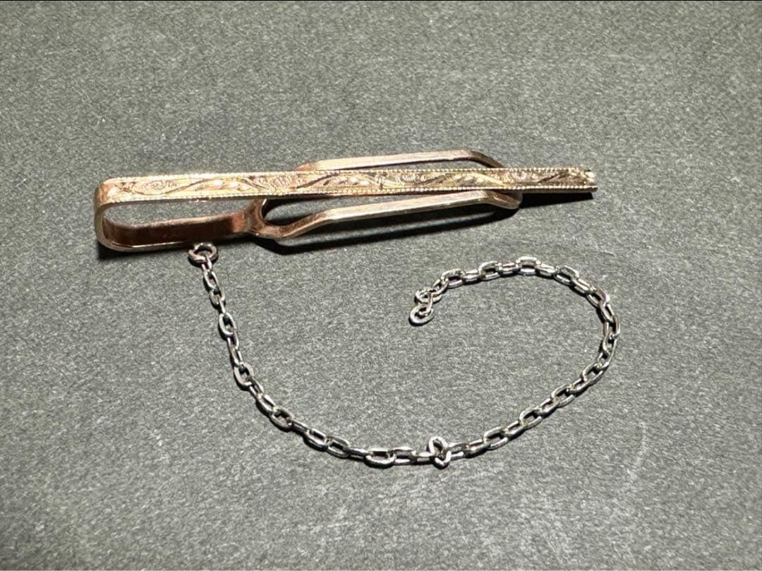 装飾彫刻入りネクタイピン チェーン付き