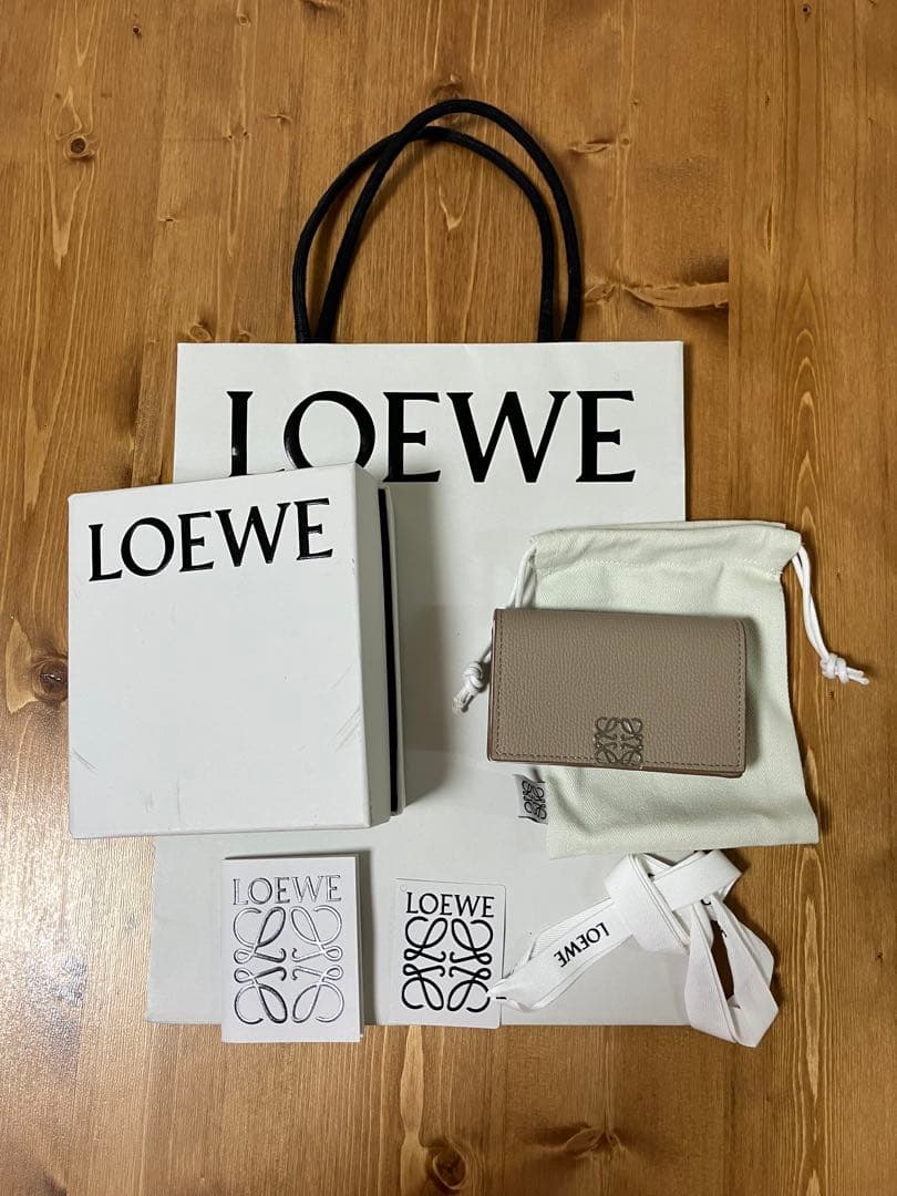 ★新品未使用★LOEWE ベージュ 名刺入れ