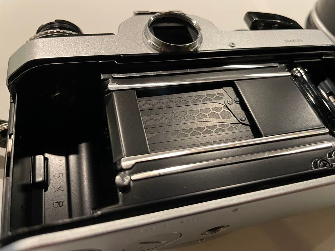 Nikon FE2（シルバー×ブラック）+ NIKKOR AI 28mm F2