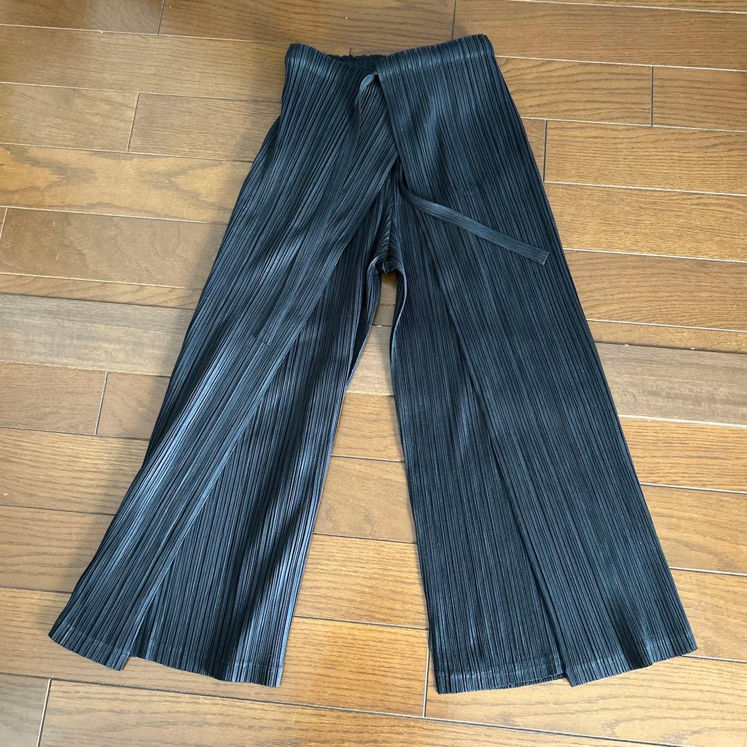 プリーツプリーズ　ブラックエプロンのようなパンツ　サイズ2