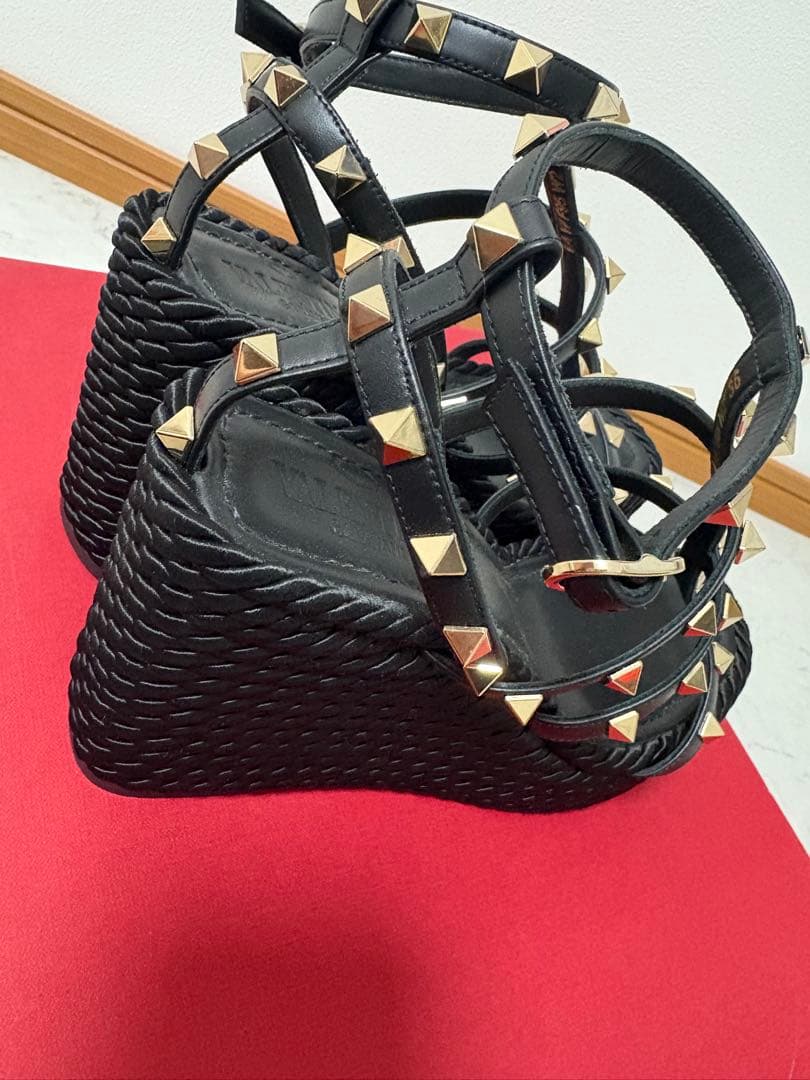 【最終値下げ美品】VALENTINO ウェッジソールサンダル　ブラック36サイズ