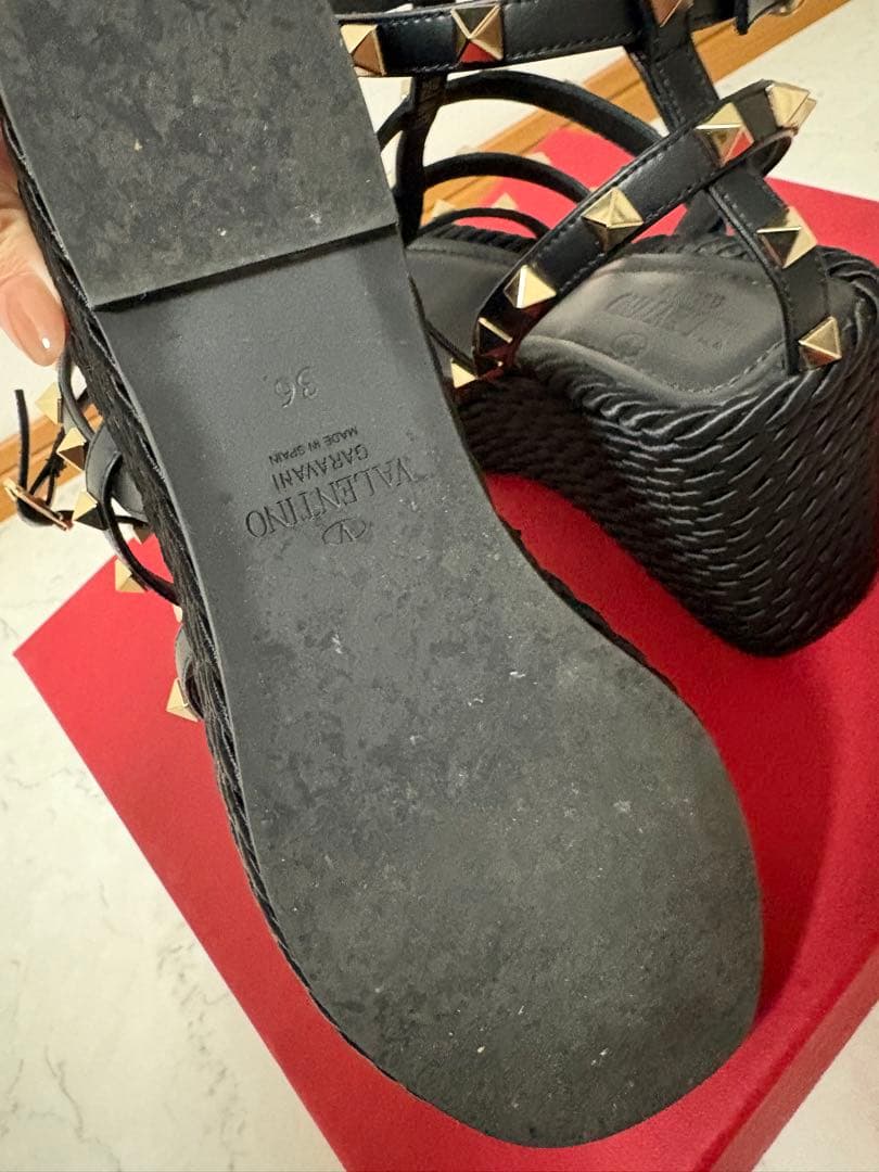 【最終値下げ美品】VALENTINO ウェッジソールサンダル　ブラック36サイズ