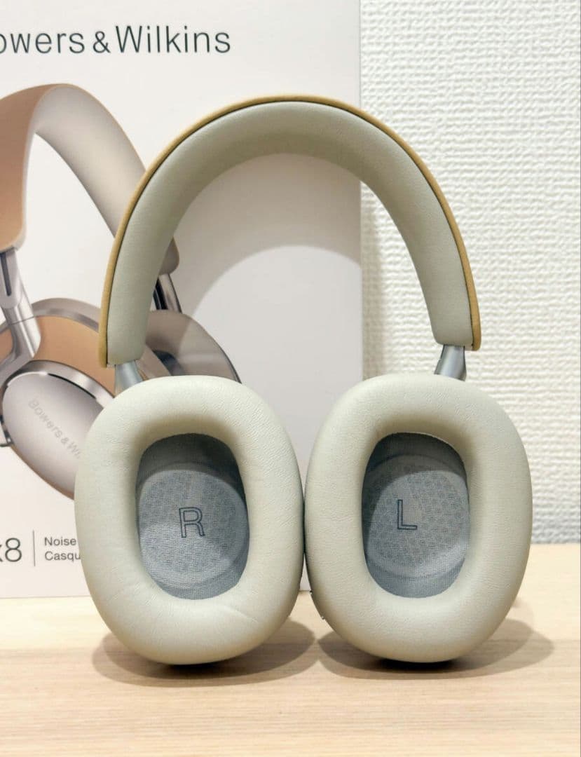 Bowers & Wilkins Px8 タン