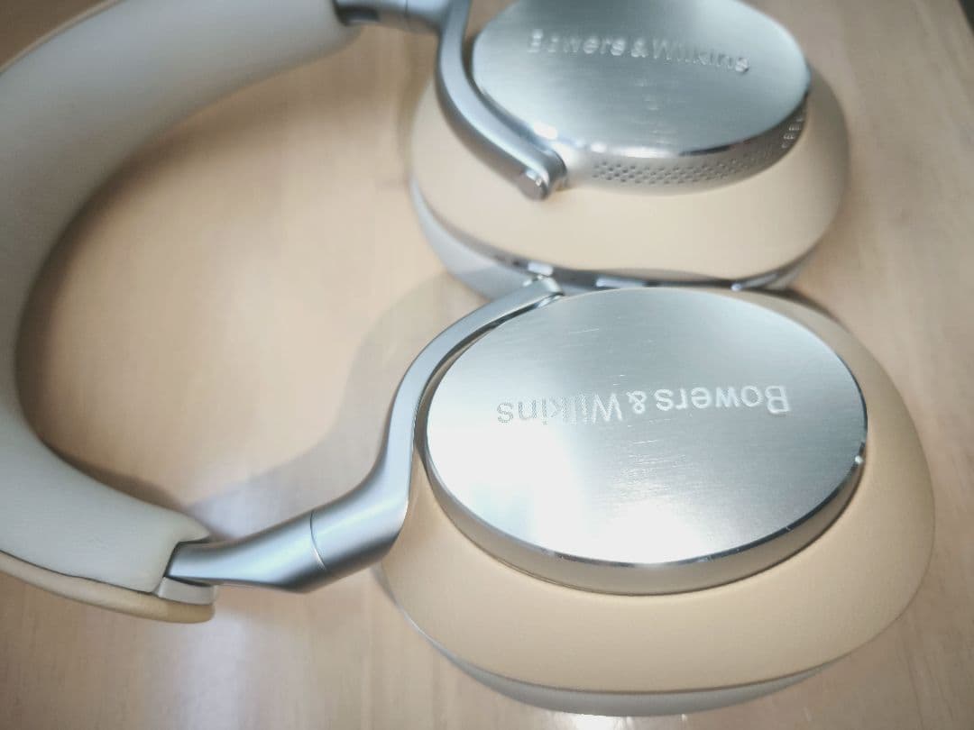 Bowers & Wilkins Px8 タン