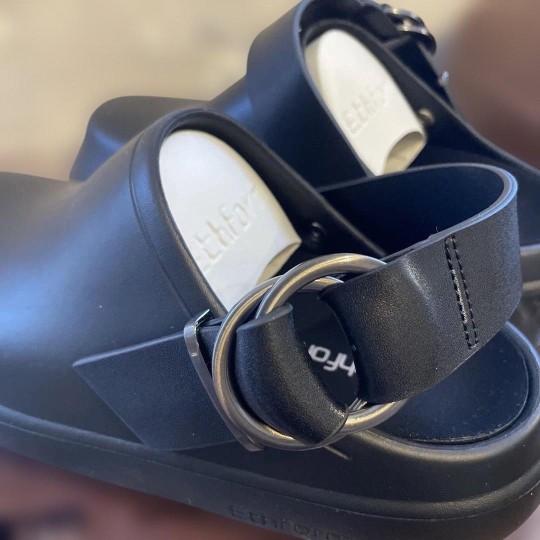 Smile（╹◡╹）Ethform ブラック クロッグサンダル