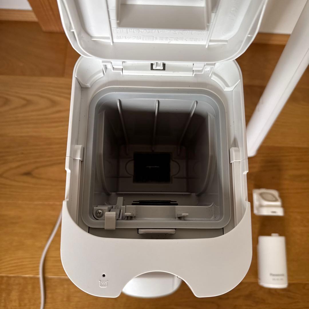 2024年製　パナソニック　コードレススティック掃除機 MC-NS100K