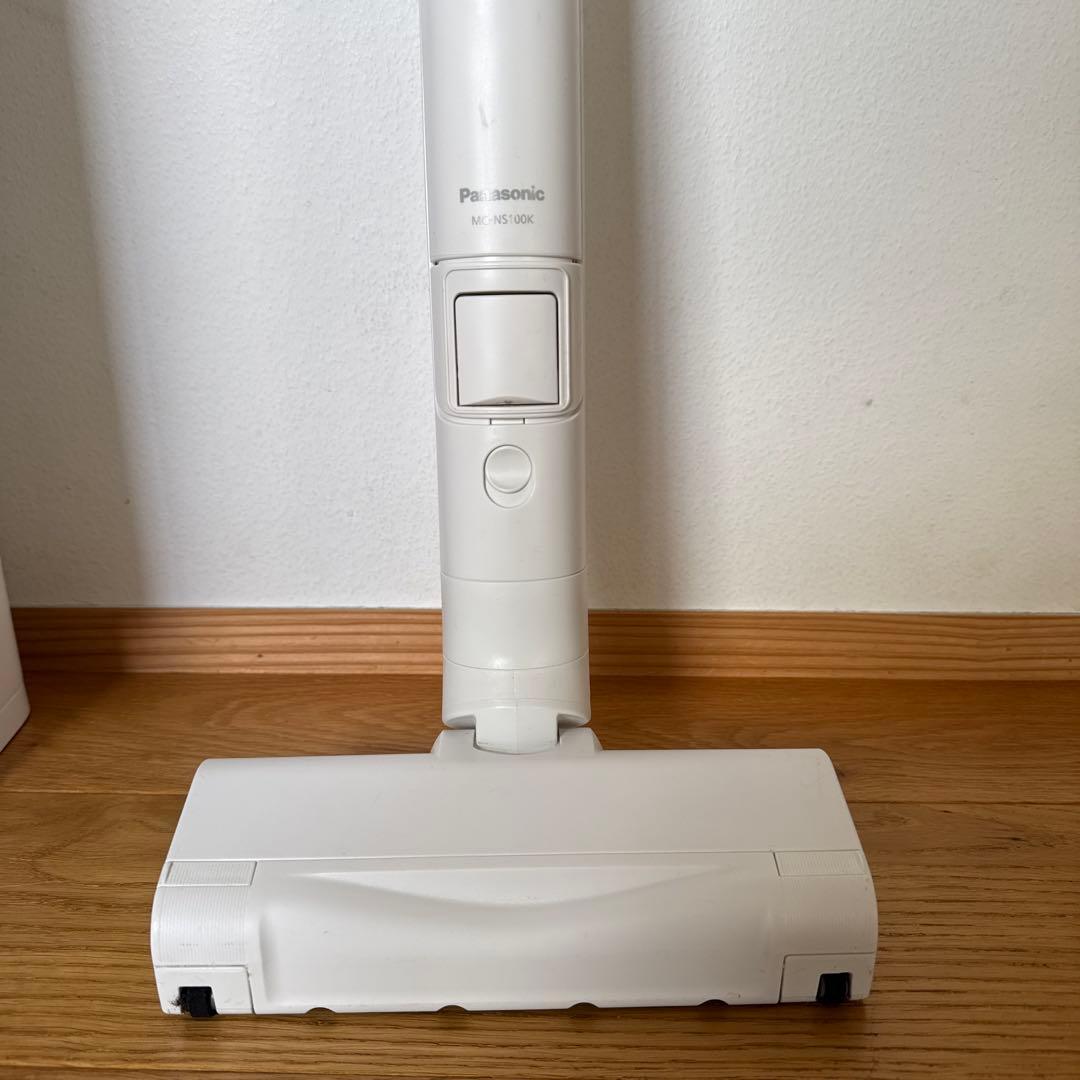 2024年製　パナソニック　コードレススティック掃除機 MC-NS100K