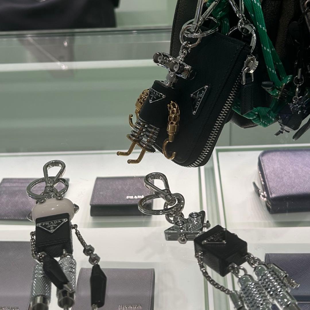 PRADA サフィアーノレザー キーチェーン チャーム ロボット