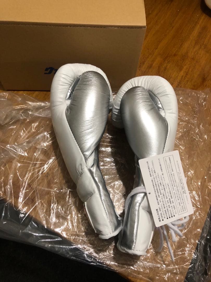 Winning ボクシンググローブ 16oz ホワイト/シルバー