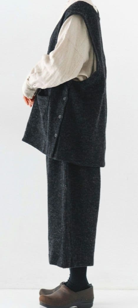 ネストローブ クウォーターフェイス Vネック ベスト