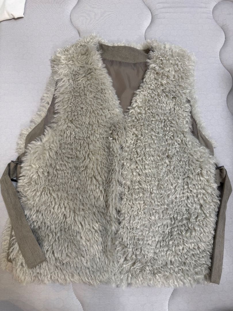 【あずきあんこ】HERENCIA サイドリボンボアベスト