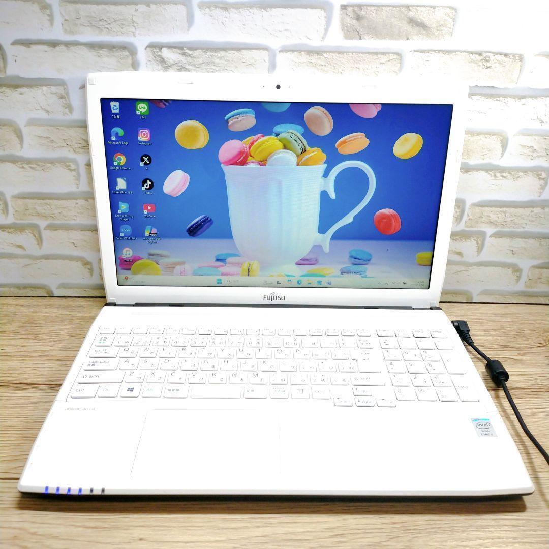 美品✨️動作良好❣️綺麗な白✨️富士通ノートパソコン✨️ブルーレイ！カメラ付き！