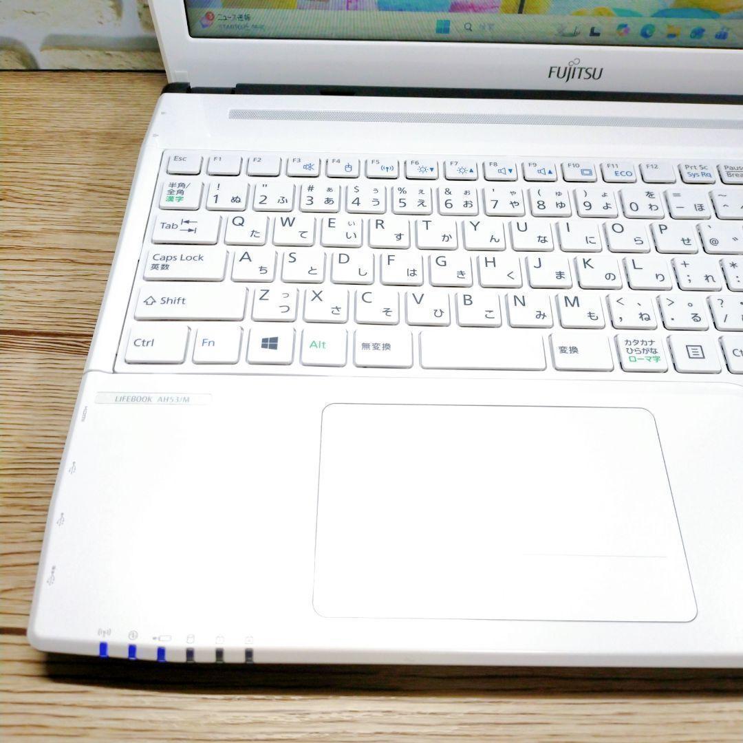 美品✨️動作良好❣️綺麗な白✨️富士通ノートパソコン✨️ブルーレイ！カメラ付き！