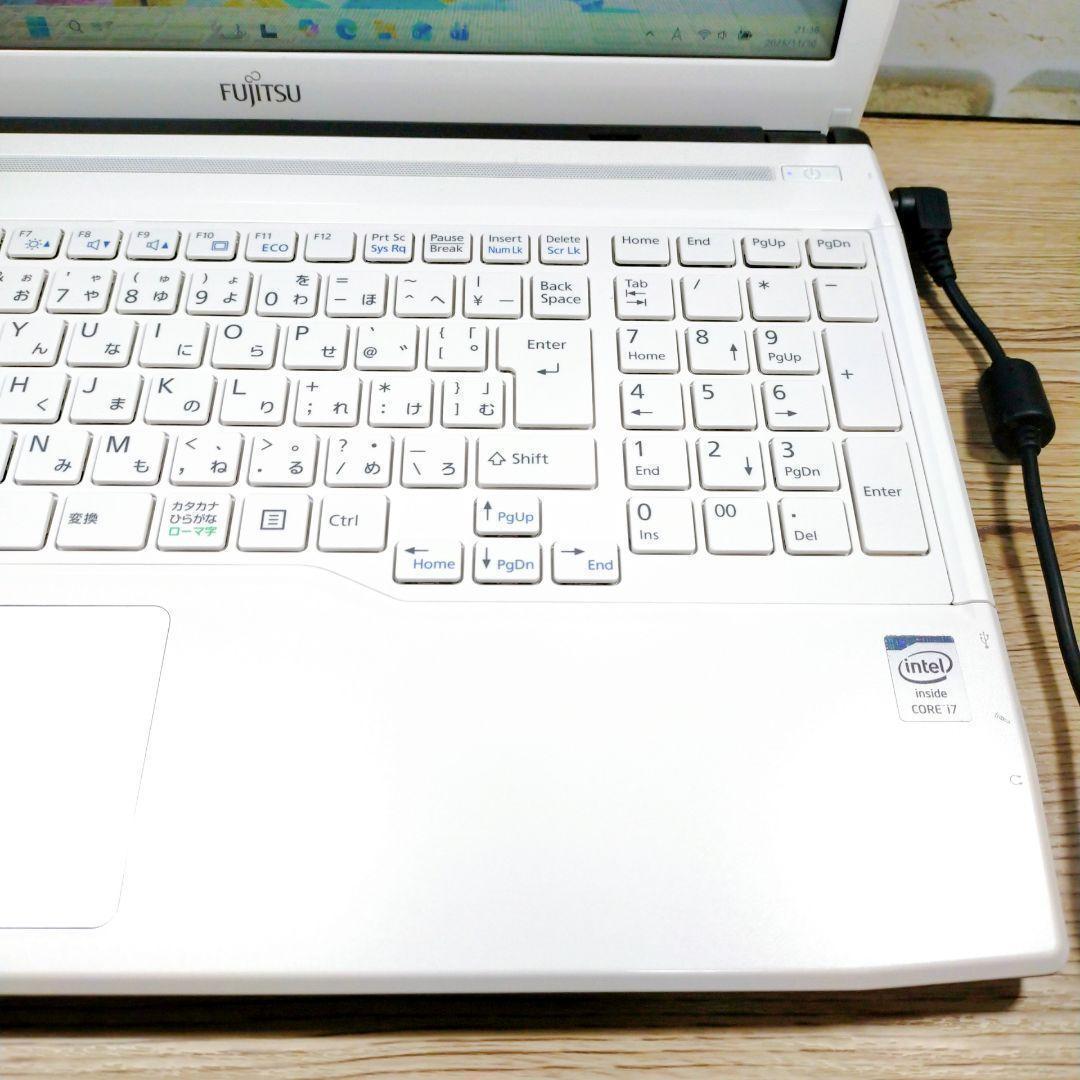 美品✨️動作良好❣️綺麗な白✨️富士通ノートパソコン✨️ブルーレイ！カメラ付き！
