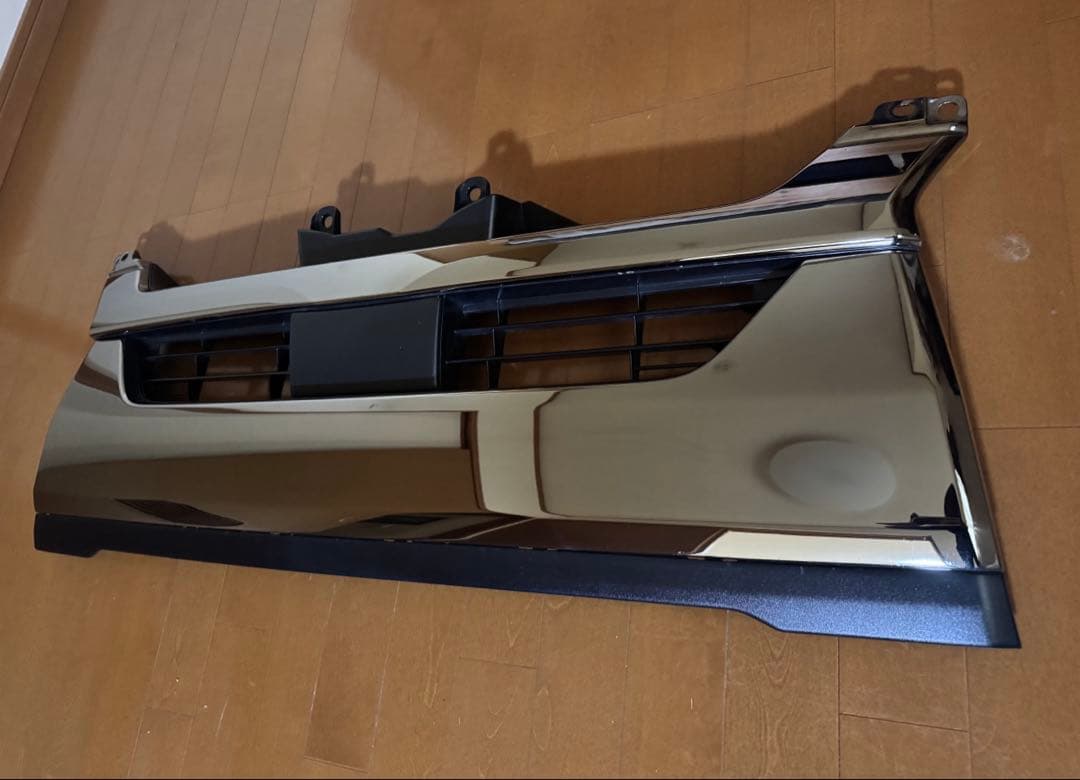 ハイエース　７型ダークプライム純正フロントグリル