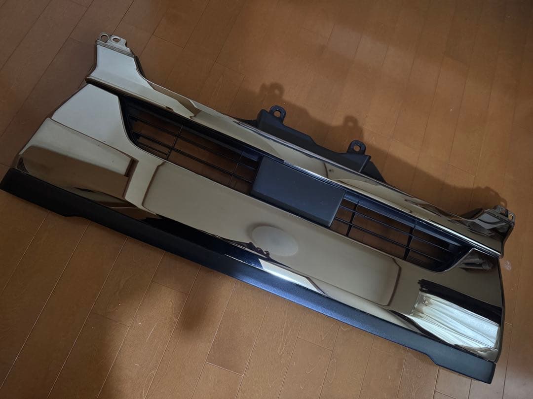 ハイエース　７型ダークプライム純正フロントグリル