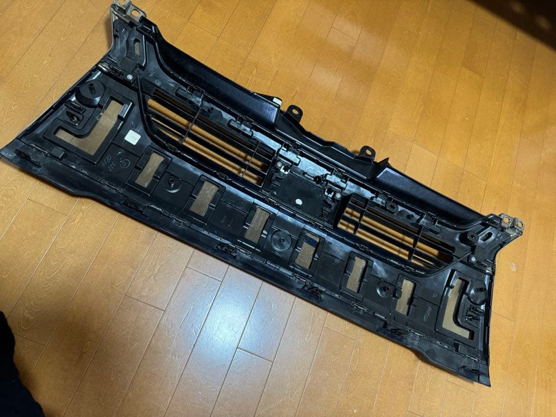 ハイエース　７型ダークプライム純正フロントグリル