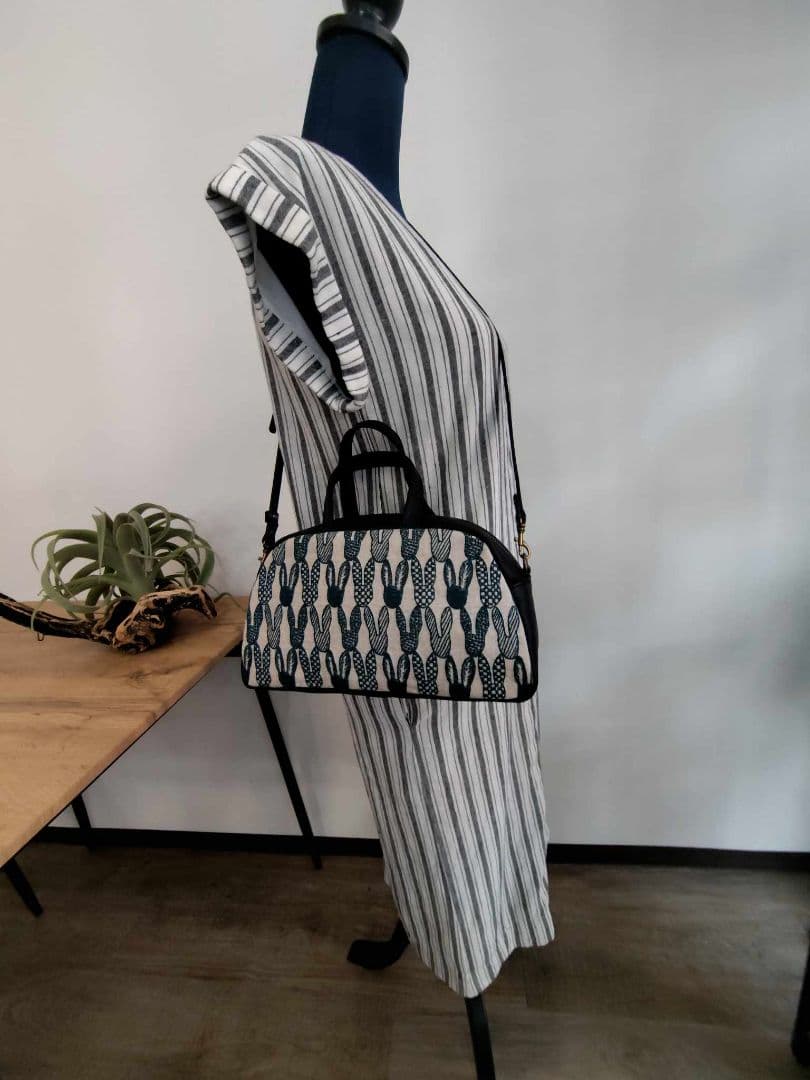 ミナペルホネン/pomppiaポンピアベージュ/ラウンドボストンブラック本革