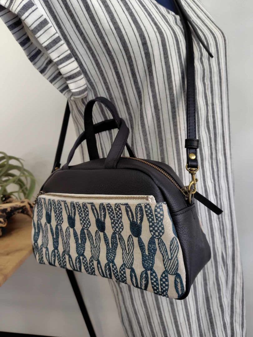 ミナペルホネン/pomppiaポンピアベージュ/ラウンドボストンブラック本革