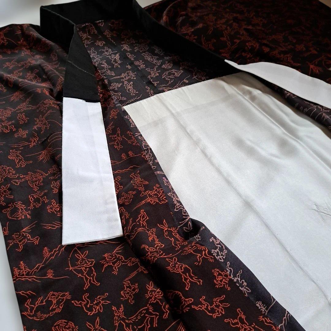 【丸洗い済】正絹 鳥獣戯画 長襦袢 黒字に朱赤 半衿付き