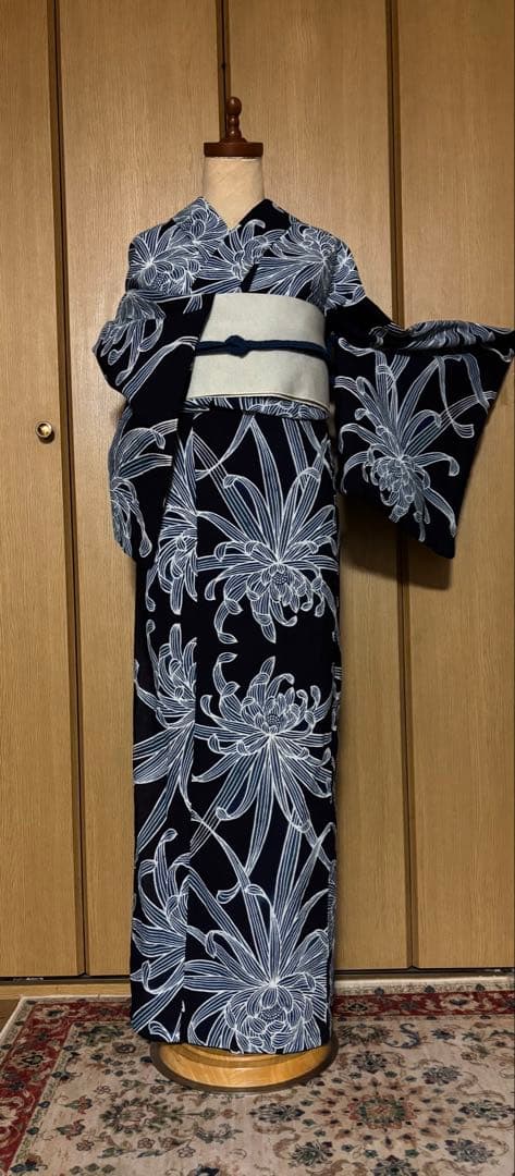 注染浴衣　本藍染　筒がき？　 ダイナミックな乱菊文様　雰囲気のある浴衣です。