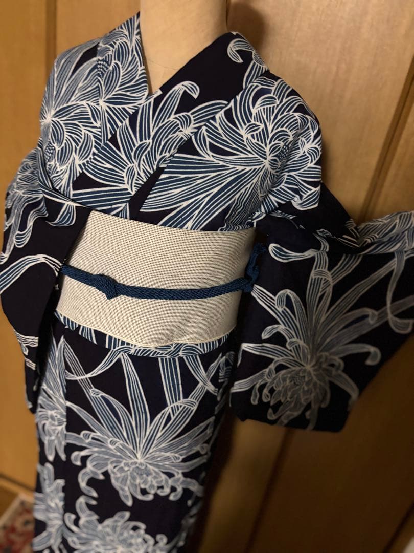 注染浴衣　本藍染　筒がき？　 ダイナミックな乱菊文様　雰囲気のある浴衣です。