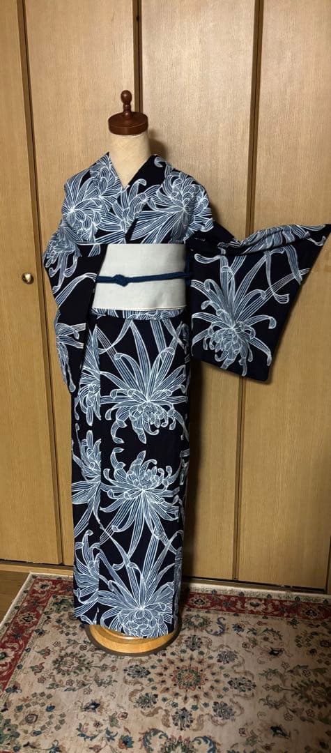 注染浴衣　本藍染　筒がき？　 ダイナミックな乱菊文様　雰囲気のある浴衣です。