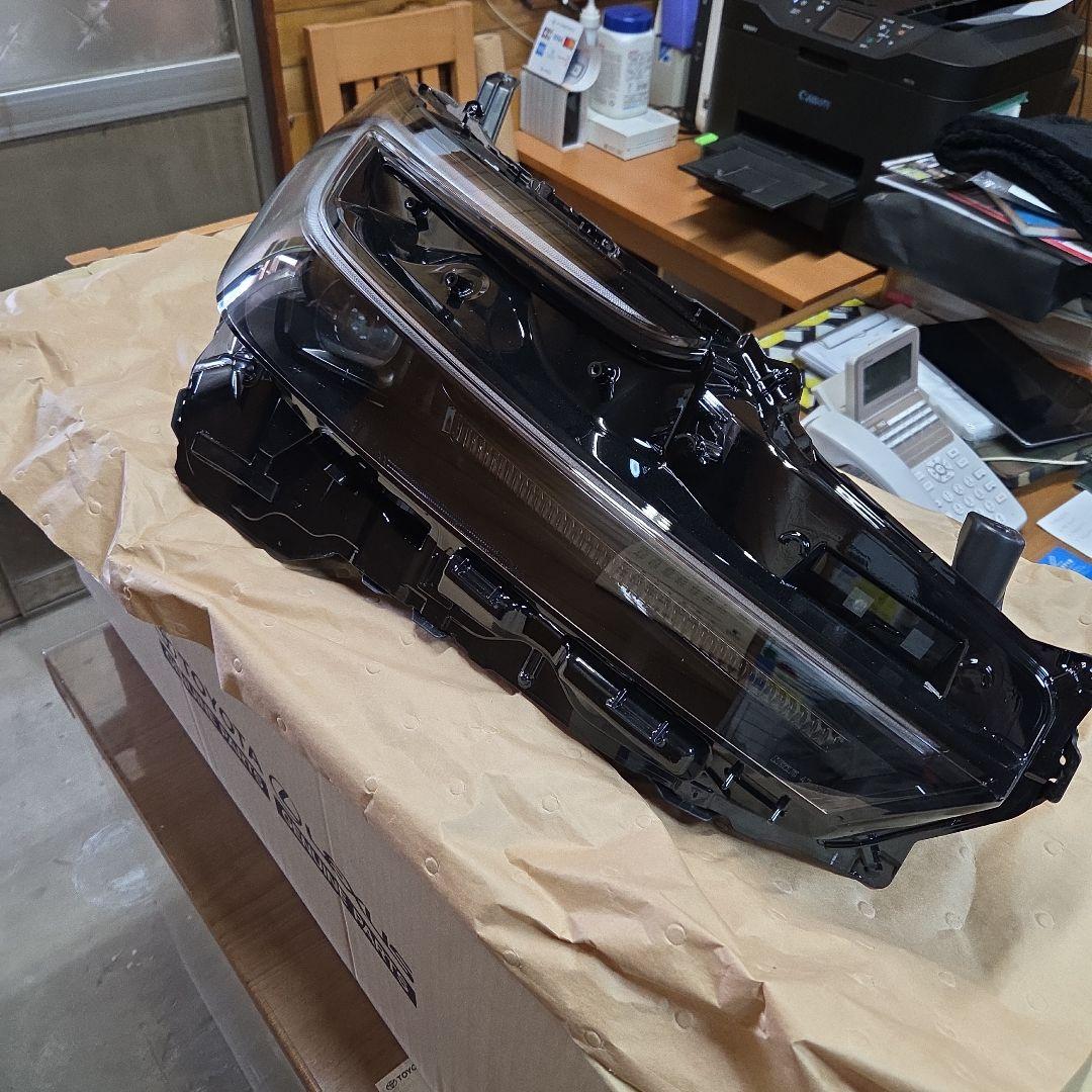 新品未使用　60プリウス 右　ヘッドライト　トヨタ純正品