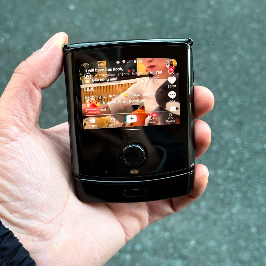 美品・Motorola Razr 2019 初代 折りたたみスマホ