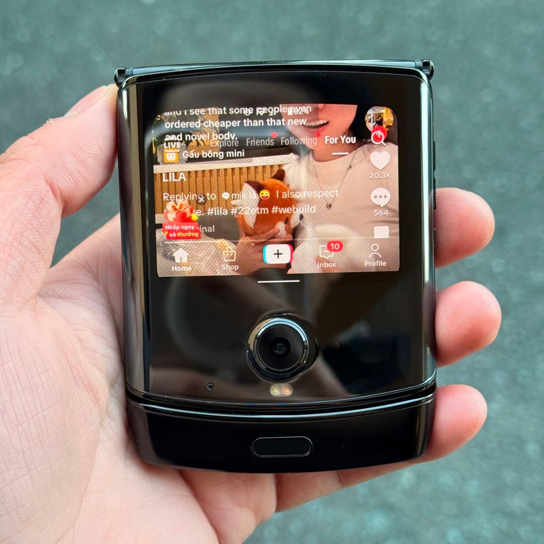 美品・Motorola Razr 2019 初代 折りたたみスマホ