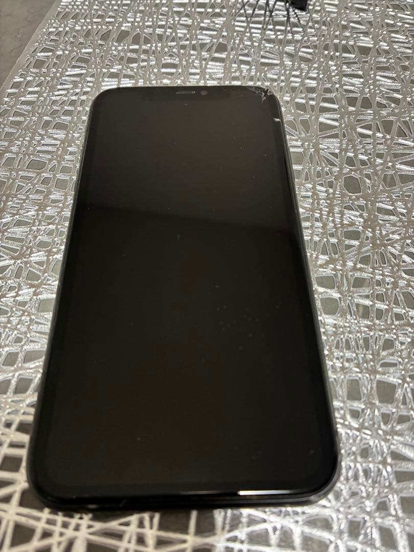 Apple iPhone 11 ブラック 画面にひびあり