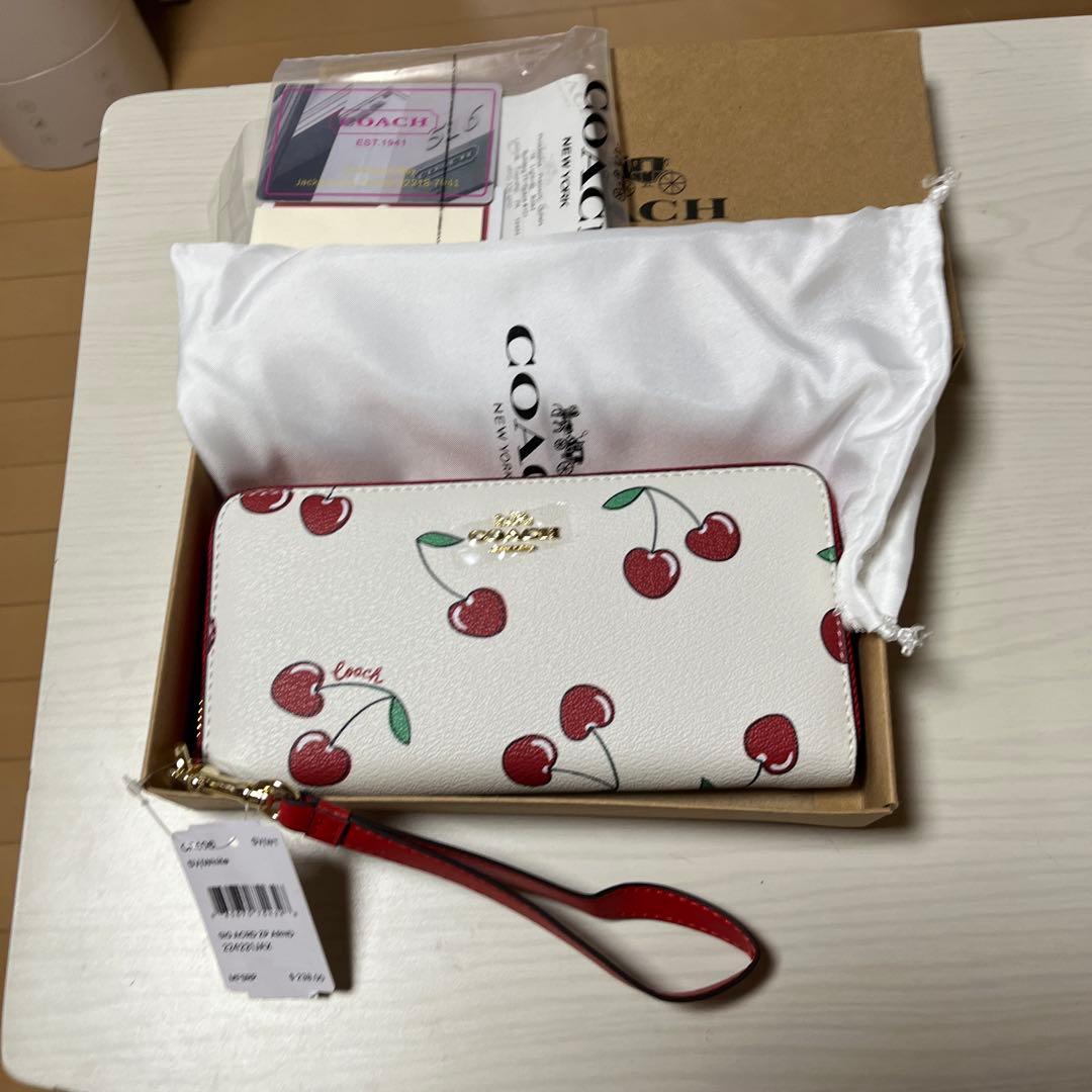 さくらんぼ柄コーチ長財布