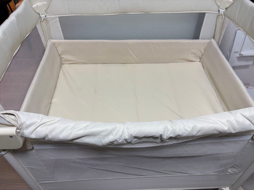 アップリカ　折り畳みベビーベッド ココネルエアー ミルクホワイト