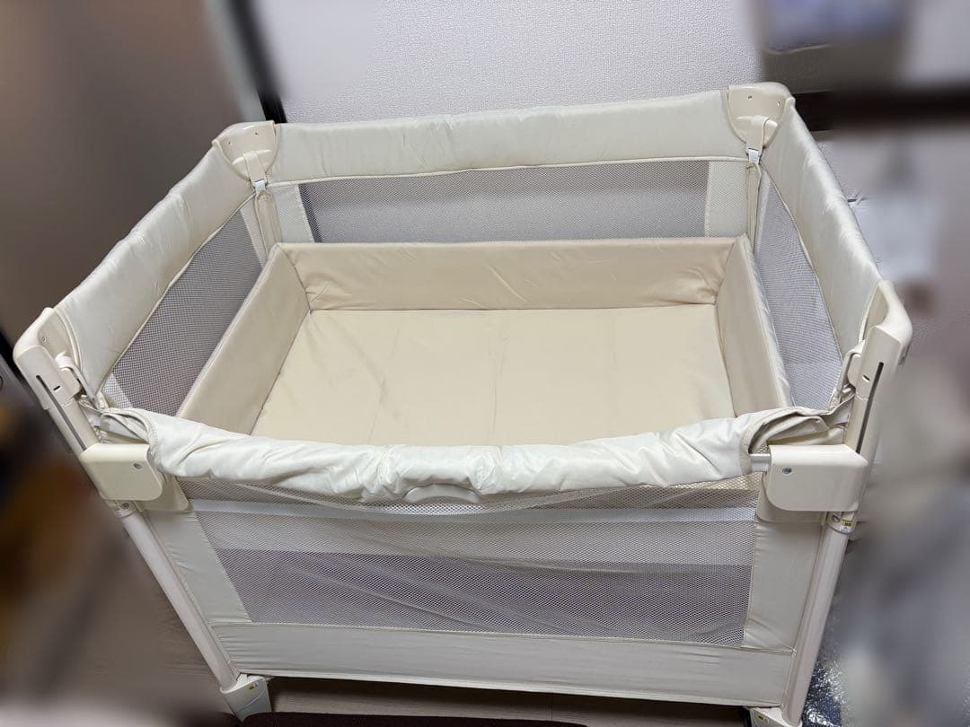 アップリカ　折り畳みベビーベッド ココネルエアー ミルクホワイト