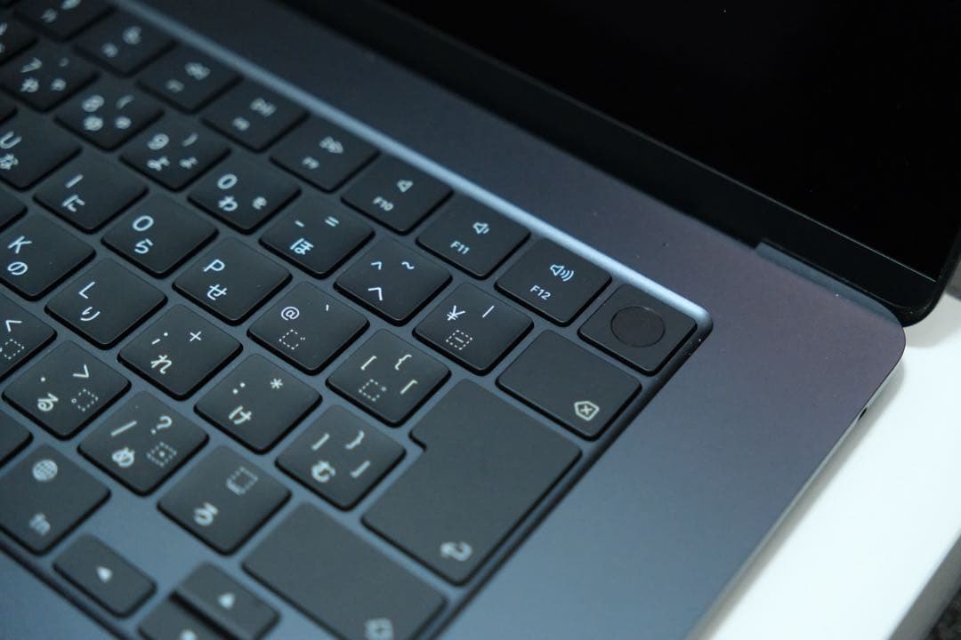 M2 MacBook Air 15インチ【充放電回数6回】