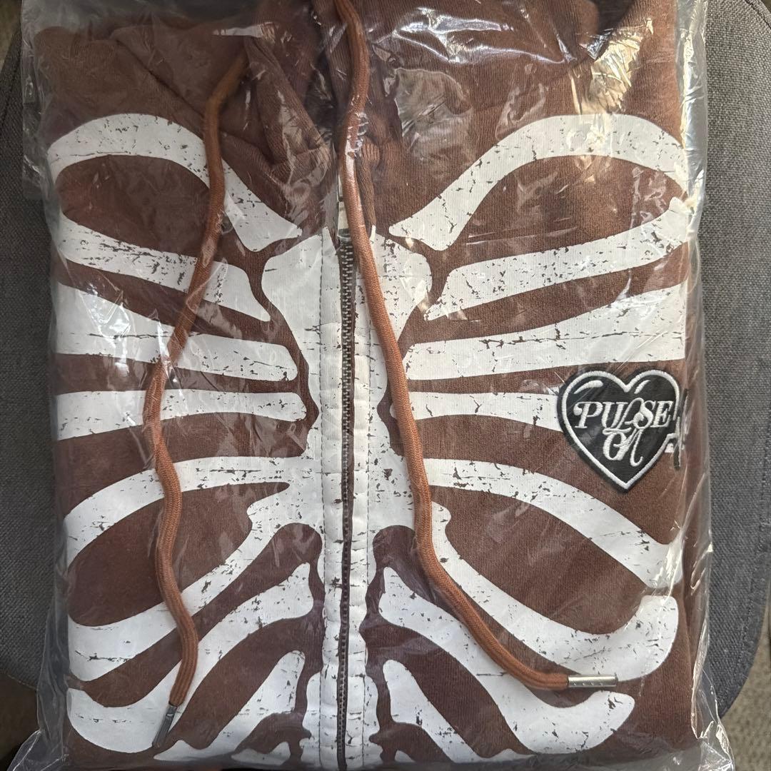 TREASURE PULSE ON ジップアップフーディー BROWN