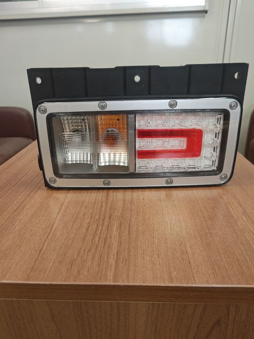 日野１７プロフィアテールランプ左（助手席側）