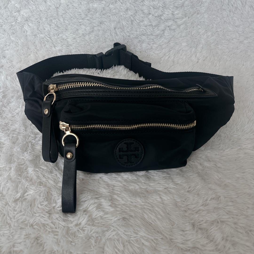 【美品】トリーバーチ ナイロン ボディバッグ ユニセックス ロゴ型押し 黒